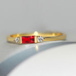 Zentraler roter Stein mit goldenem und glänzendem Ring